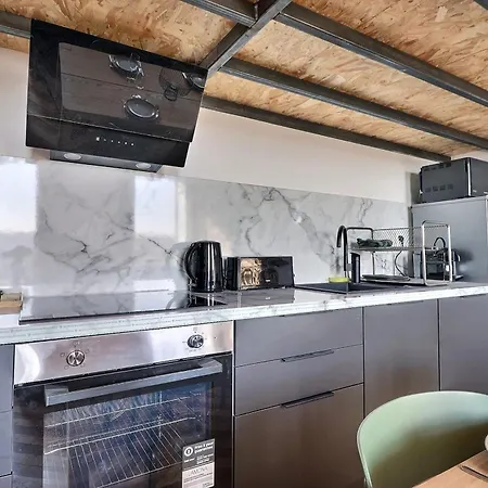 Charming With An Unobstructed View Apartment *