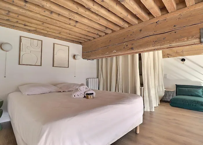 Charming With An Unobstructed View Apartmán